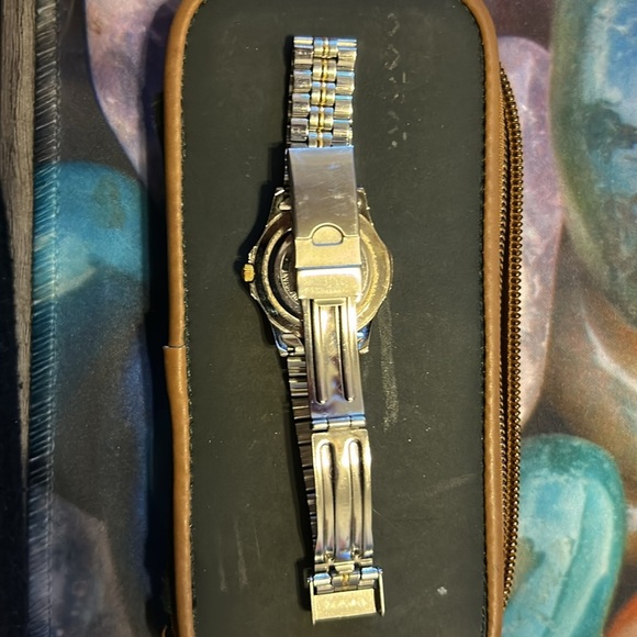 Gold and silver Guess watch with case - Picture 4 of 8